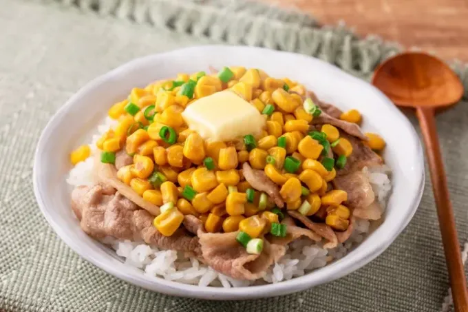 Snapdishの料理写真:味噌コーンバター豚丼|マルコメ キッチンさん