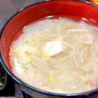 もやし・玉ねぎ・豆腐の味噌汁|すのーさん