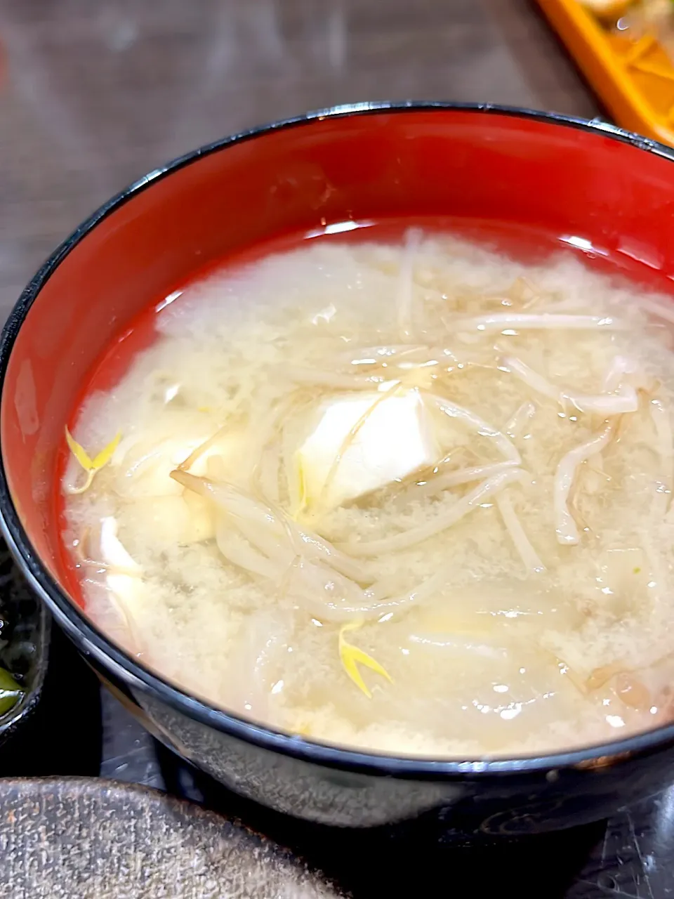 もやし・玉ねぎ・豆腐の味噌汁|すのーさん