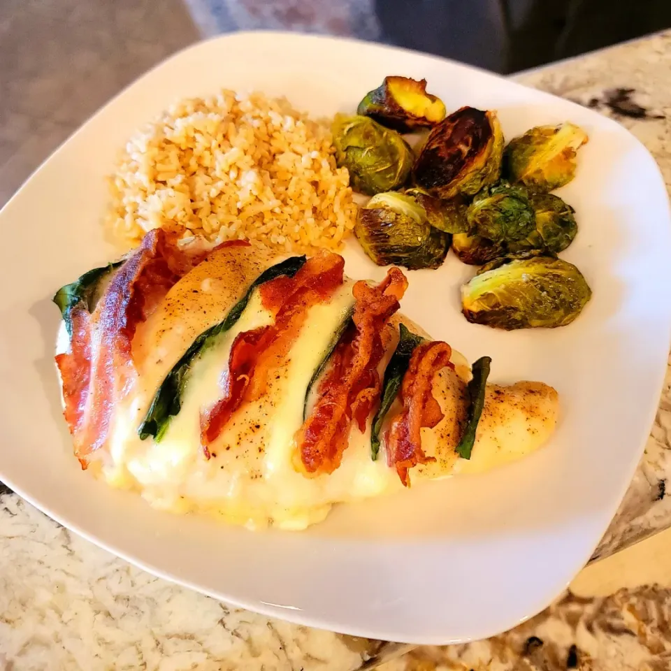 Stuffed hasselback chicken breast with roasted brussel sprouts and brown rice|Travis Stoneさん