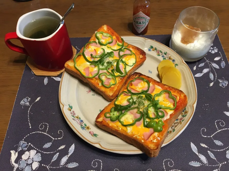 Snapdishの料理写真:ガーリック&普通のピザトースト(昼飯)|enarinさん