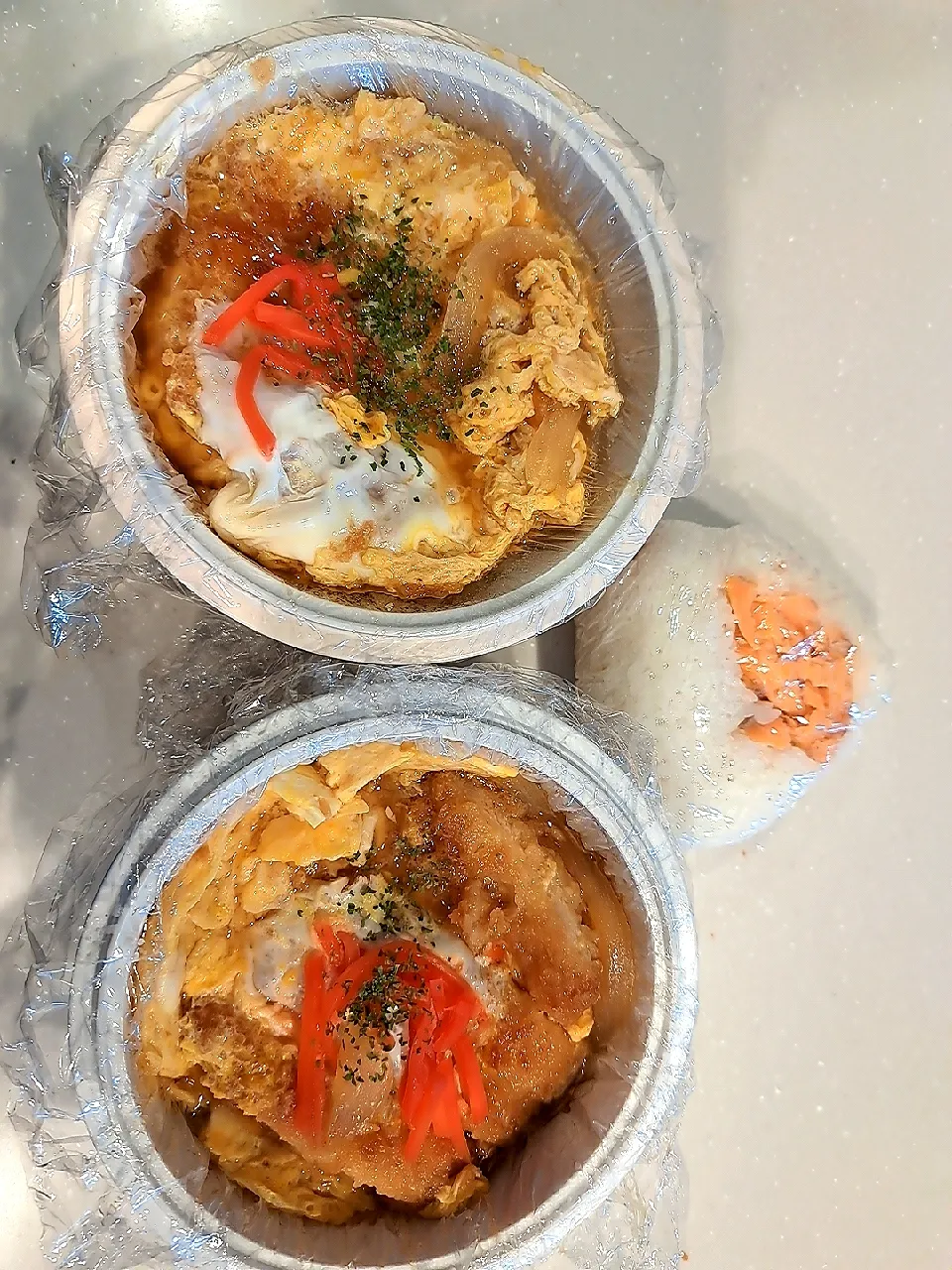 中２息子の昼弁と高３娘の塾弁・カツ丼
中２息子の軽食・鮭おにぎり|Sacchinさん