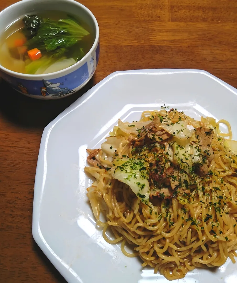 ソース焼きそばとサニーレタスのコンソメスープ|りょうこさん