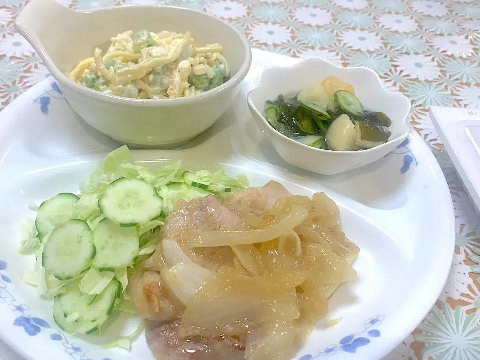 Snapdishの料理写真:玉ねぎと豚肉の生姜焼き定食|小林順子Ayumu1988さん