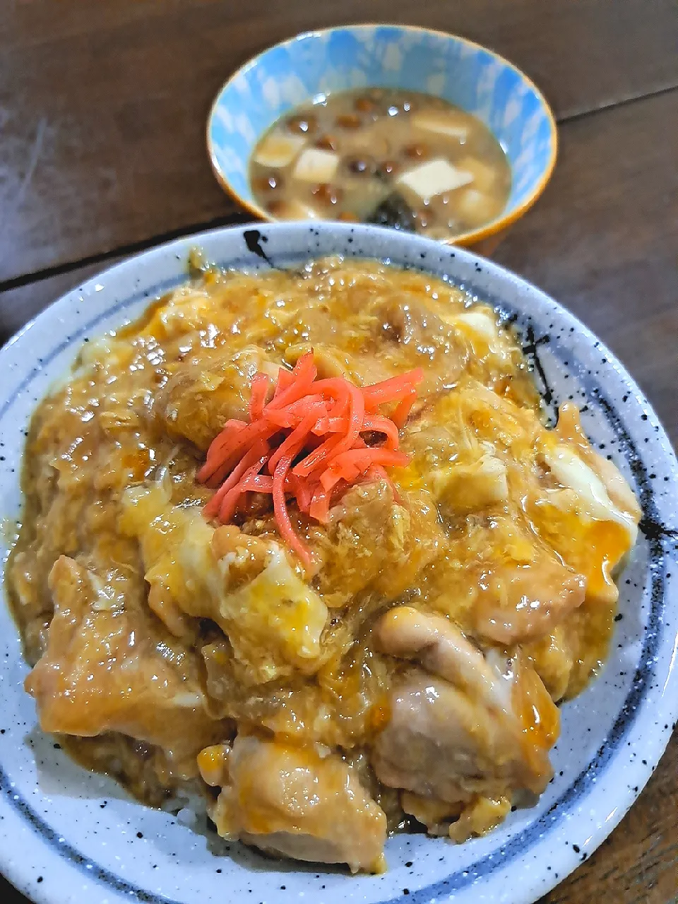 Snapdishの料理写真:親子丼&なめこと豆腐、ワカメネギの味噌汁|Riapple🍎さん