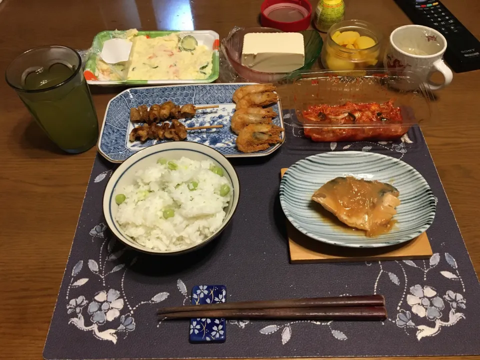 宮野食品のしお豆を使った豆ご飯、鯖の味噌煮、小海老の唐揚げ、鶏皮串(夕飯)|enarinさん