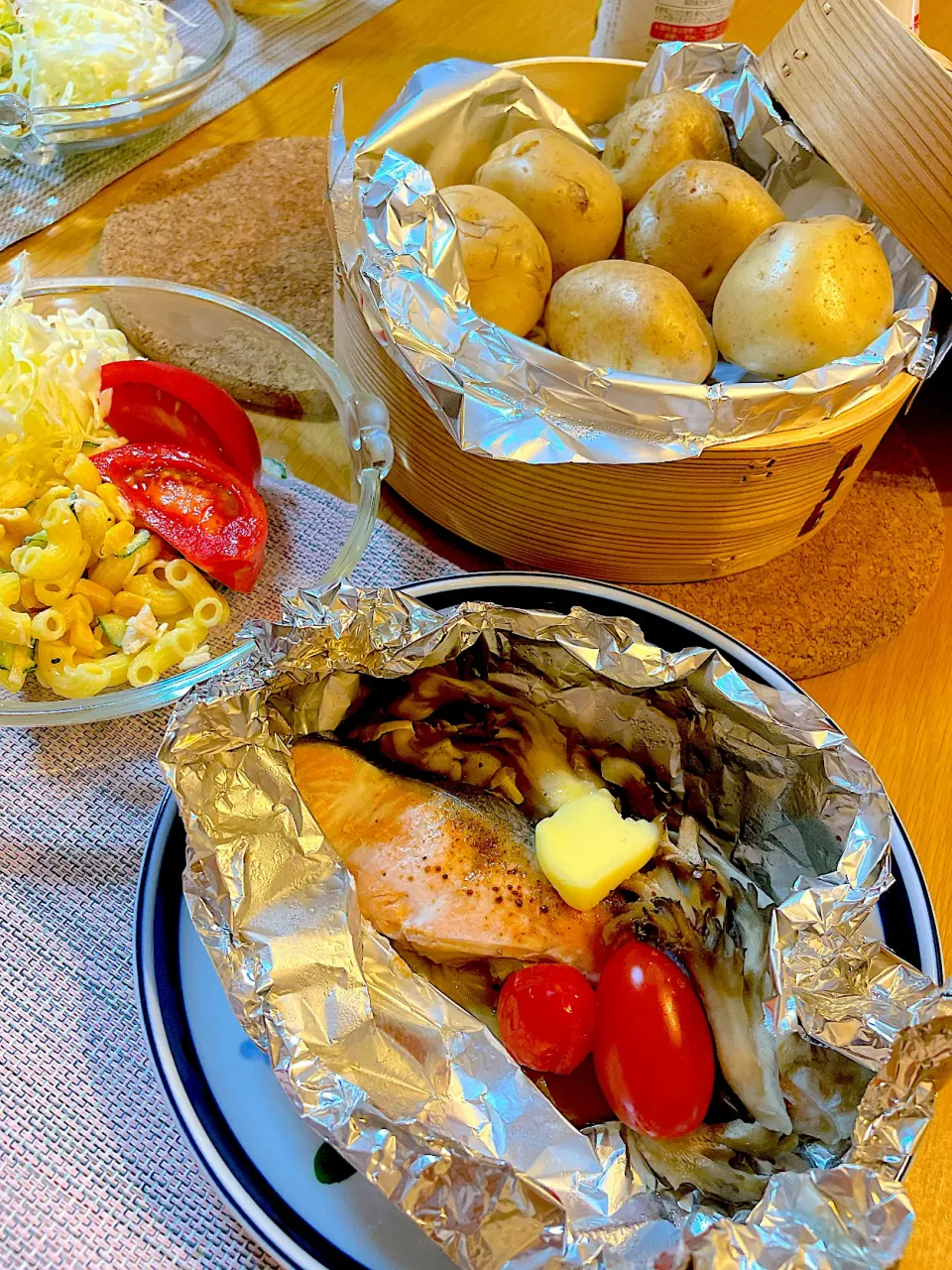 サーモンのホイル焼きとふかし芋の晩御飯|Mikaさん