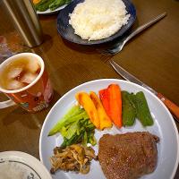 ビーフステーキ　しめじ　小松菜　パプリカソテー　ダージリンアイスティー