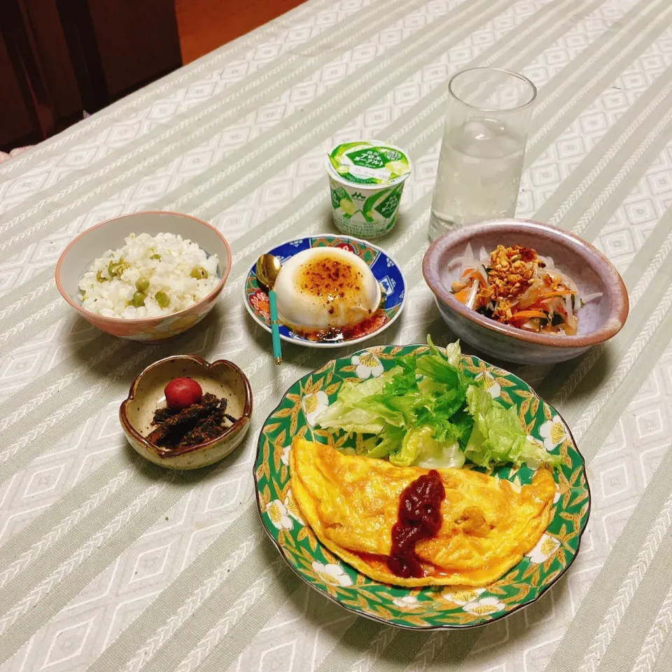 Snapdishの料理写真:grandmaの晩ごはん☆ 今夜はオムレツとなます、玉ねぎ､人参🥕大根、ワカメで…孫からもらった本山の油をトッピング‼️トロトロ豆腐はプリンみたい頂きます。|kaoriさん