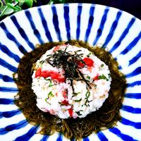 梅じそむすびのめかぶとろろ