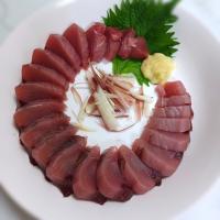 狸の宴シリーズ
本日は和食
皆様に乾杯‼️🍻>(・∀・)っ🍶 

此の所、巡回が滞り済みません。😹
勘弁しておくんなまし。m(_ _)m 

[先付]
生おくらのおかか和え

[向付]
旬の鰹の御造り←写真

[箸休め]
穴子と胡瓜の酢の物
[炙り物]
穴子の炙り
[酒の肴]
鶏の竜田揚げ
豚肉の湯引き(四川風)
