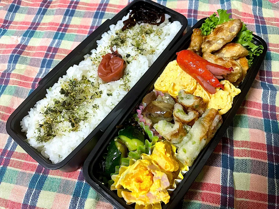 Snapdishの料理写真:お弁当★鶏のマヨポン炒め、粉チーズ卵、きゅうりの塩昆布ナムル、かぼちゃとベーコンのからしマヨサラダ、なすのごまみそ、ちくわの磯辺揚げ|ハルさん