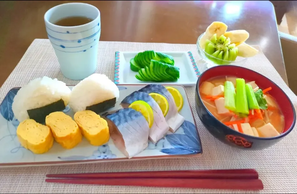 おはようございます
しめ鯖、だし巻き卵、おにぎり、小松菜たくさん味噌汁で純和食の朝ご飯♪|アカネ💖さん