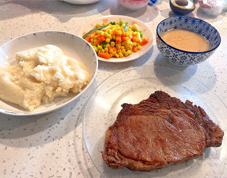 Steak, mashed potatoes, mixed veggies, & homemade gravy|🌺IAnneさん