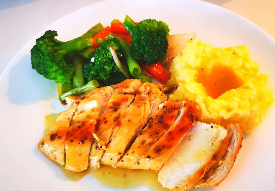 Pan-fried chicken with mash, vegetables and gravy|Jorge Bernal Márquezさん