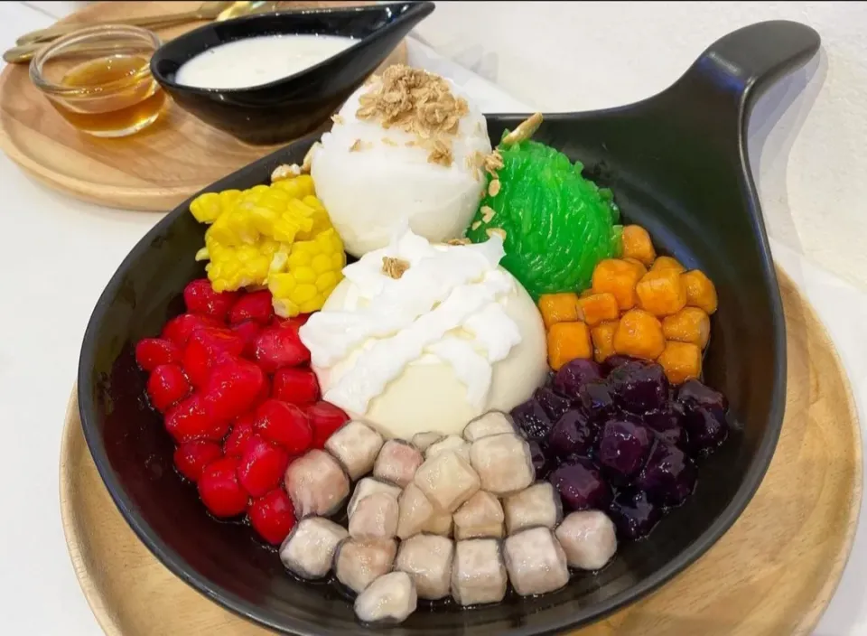 Thai-style Shaved Ice w/ Colorful Toppings & Coconut Ice Cream 🍨🍧🌈
...
...
Mmmm... Super Tasty 🤤|An'leeさん