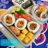 Snapdishの料理写真:中１男子弁当

キンパもどき
卵焼き
サーモンメンチカツ
タコさんウインナー
きゅうり
ブロッコリー
韓国のり
ぷるんとゼリー|ひかまむさん