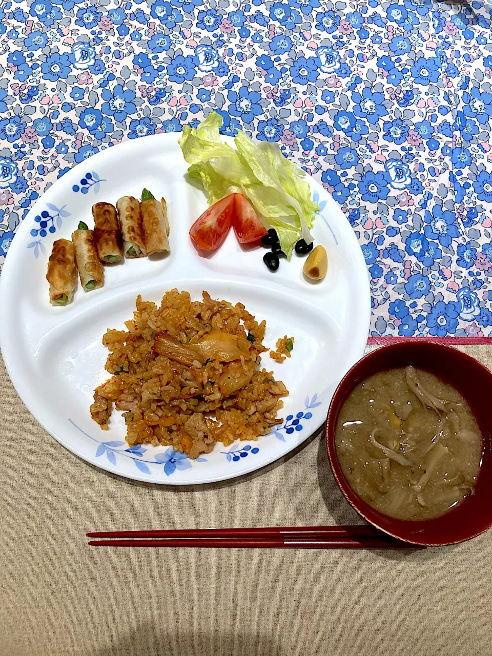 キムチチャーハンとアスパラハム餃子の皮巻き|おしゃべり献立さん