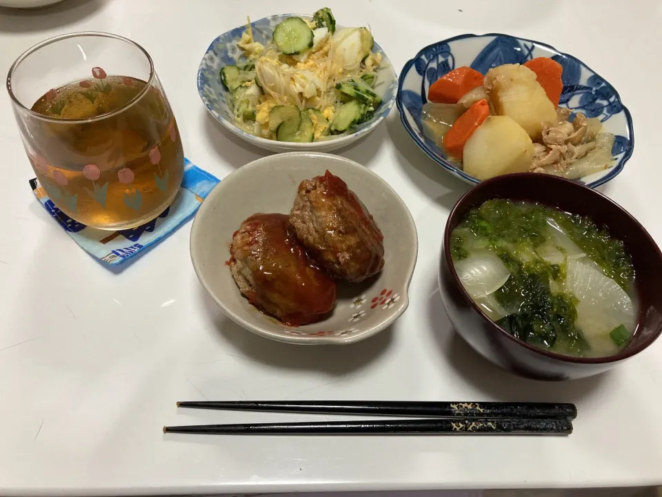 晩御飯☆煮込みハンバーグ☆肉じゃが☆春雨の中華サラダ☆みそ汁（大根・玉葱・あおさ）|Saharaさん