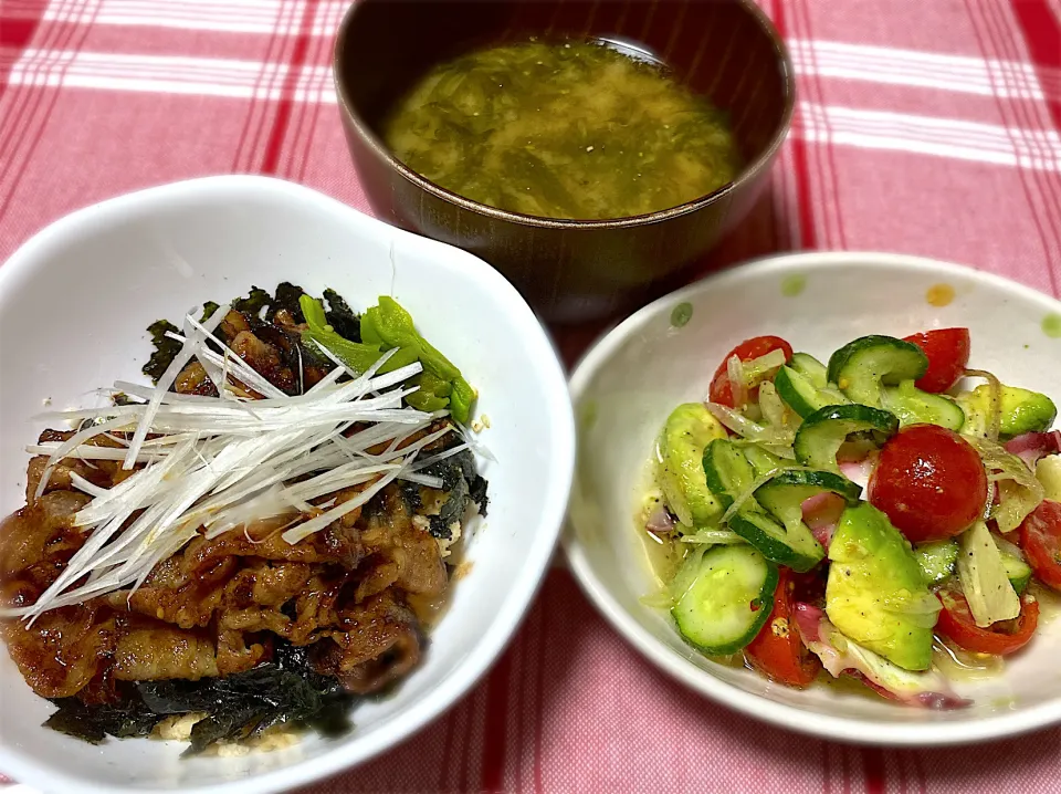 肉丼　　　　　　　　　　　　　　　　　　　　　　　　　　タコのマリネ🥑入り　　　　　　　　　　　　　　　　　あおさのお味噌汁|eiyadeさん