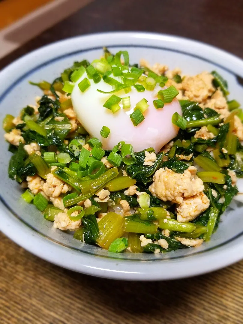 パパ作👨かぶの葉と鶏ひき肉のピリ辛丼|ぱんだのままんさん