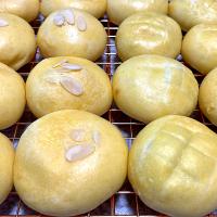 クリームパン2種　桃とメロン