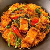 Spicy Stir-Fried Rice Vermicelli w/ Water Mimosa & Crispy Pork Belly (ผัดหมี่กระเฉดหมูกรอบ) 🤤