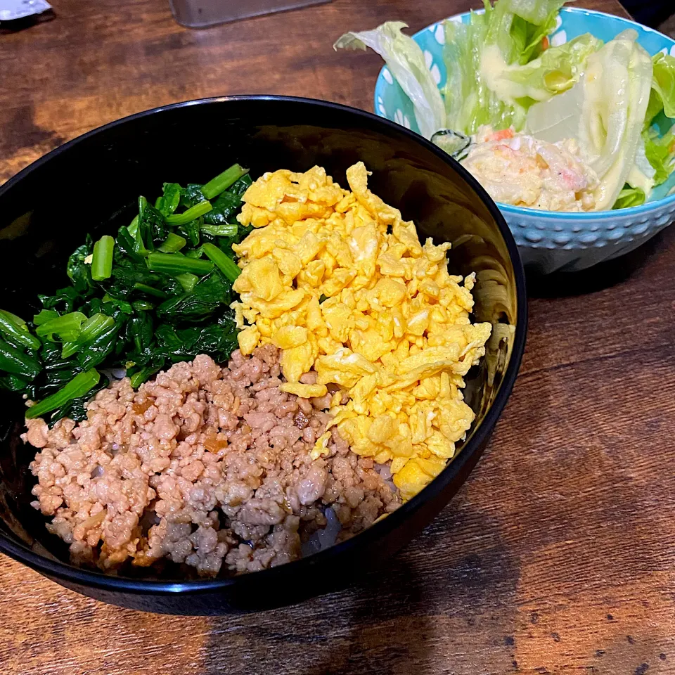 三色丼とポテサラ。|とんこちーのさん