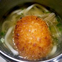 なめ茸と肉そぼろ入りとろみ付きコロッケうどん