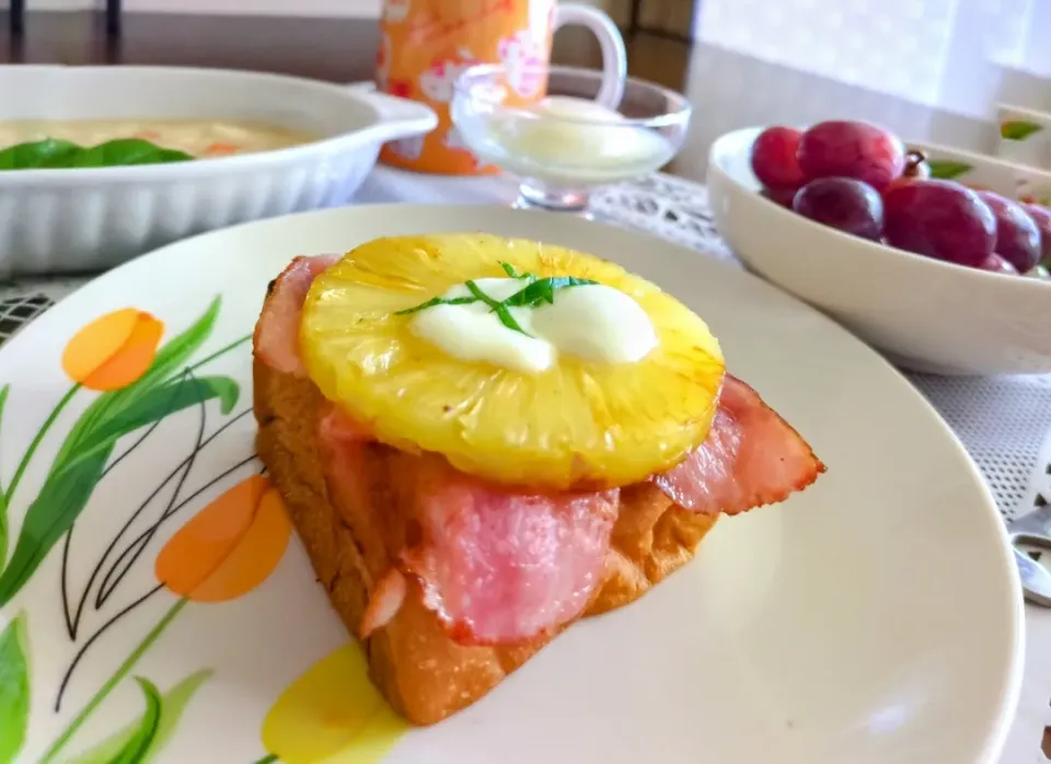 朝ご飯♡

焼き上げパンにバターで焼いたベーコンとパイナップルのせ、
モッツァレラチーズを仕上げに付けました♫|アカネ💖さん