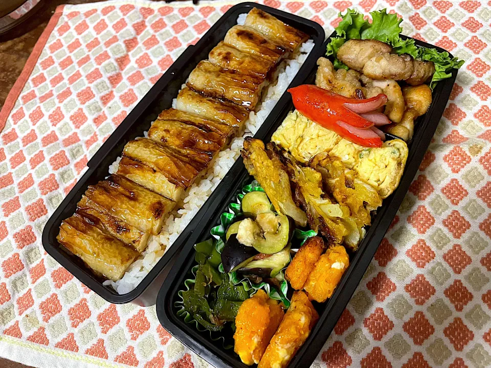 お弁当★白だしチキンソテー、ネギ柚子胡椒卵、ピーマンの甘辛おかか煮、かぼちゃのチーズ入りお焼き、なすの梅和え、玉ねぎのカレーかき揚げ、ちくわのかば焼きのっけごはん|ハルさん