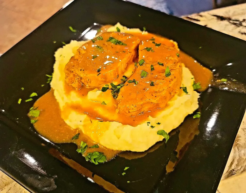 Ranch pork chops over mashed potatoes and brown gravy|Travis Stoneさん