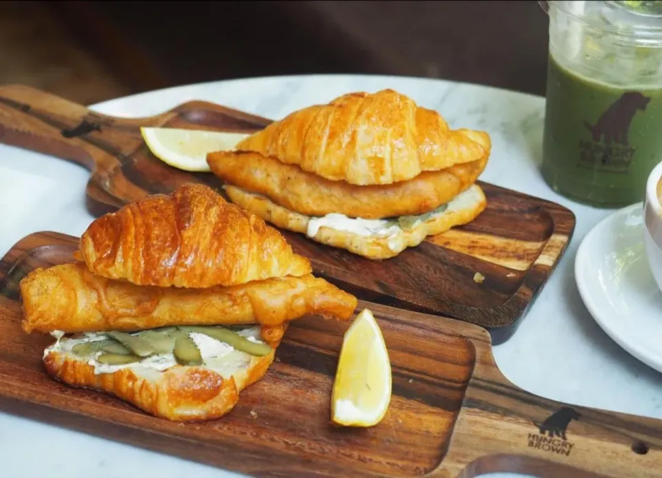 Tasty Breakie w/ Fried Fish Croissant Sandwich 🥐🐟🥰|An'leeさん