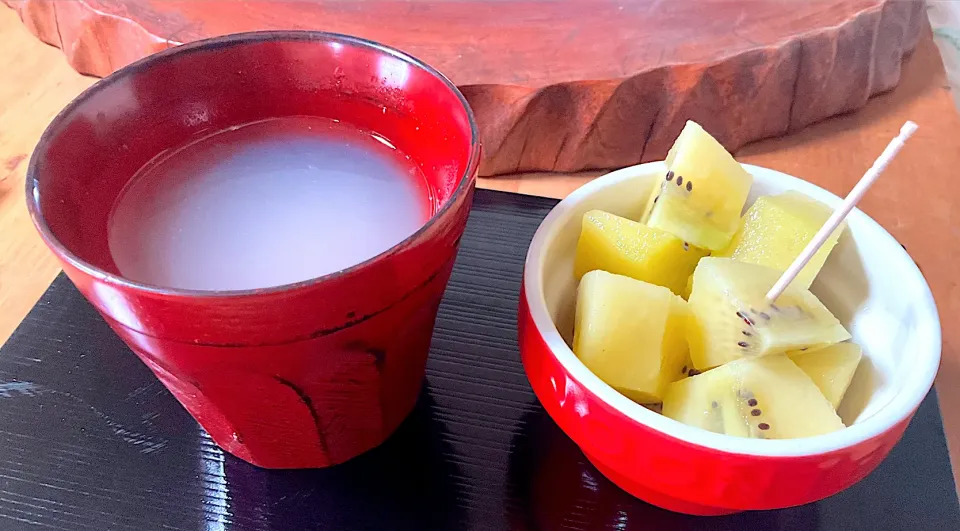 Snapdishの料理写真:蕎麦湯とキウイ🥝|mimosaさん