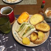 サンドイッチ、丸パンを使った各種トースト、タマネギスープ、ヨーグルト(昼飯)