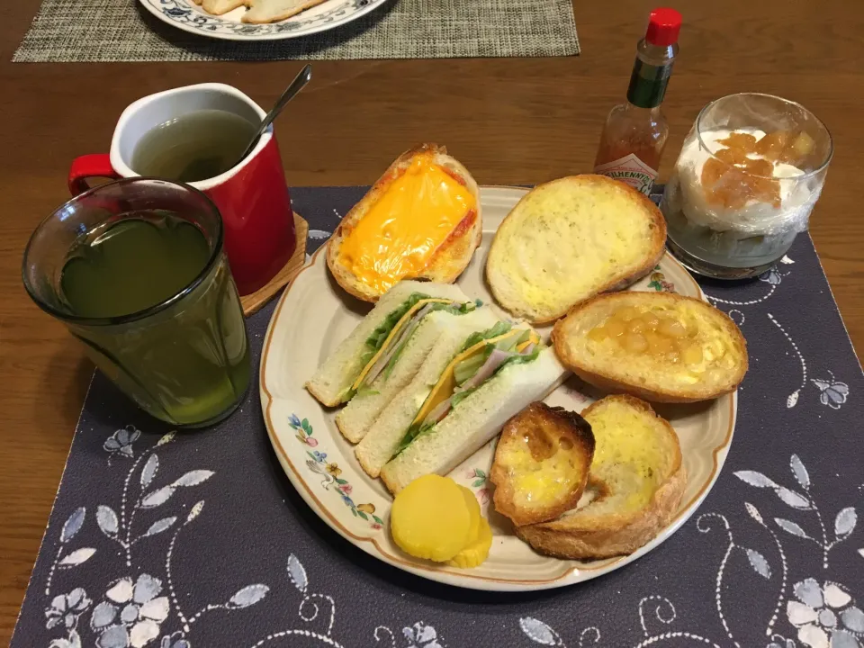 Snapdishの料理写真:サンドイッチ、丸パンを使った各種トースト、タマネギスープ、ヨーグルト(昼飯)|enarinさん