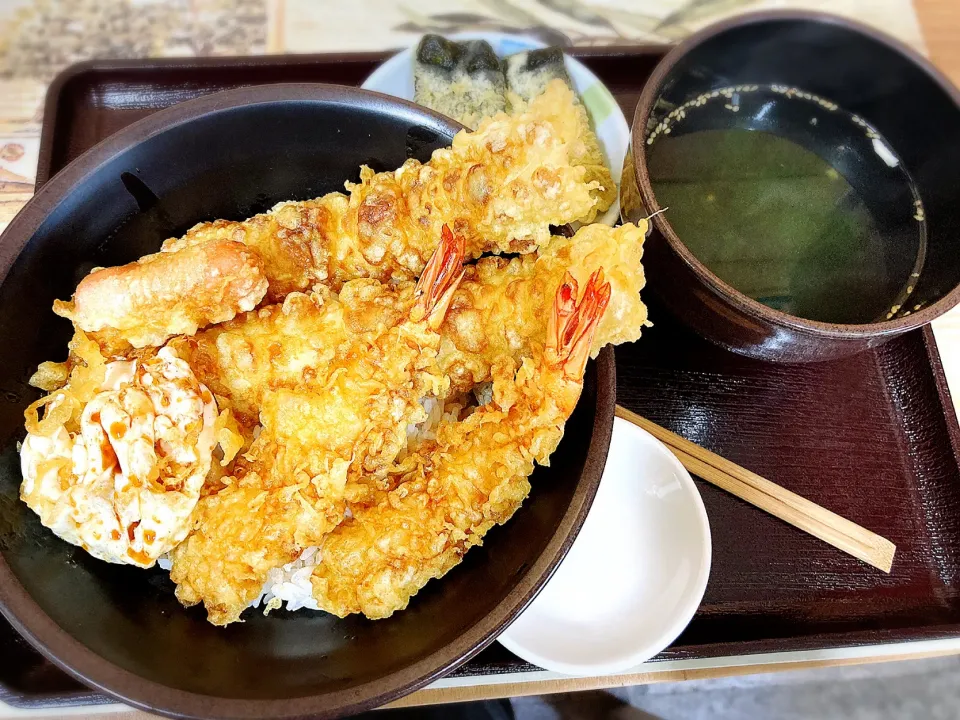 Snapdishの料理写真:ランチ丼〈海老天×2、ちくわ天×2、揚げたまご） ¥700|Blue Moon Caféさん