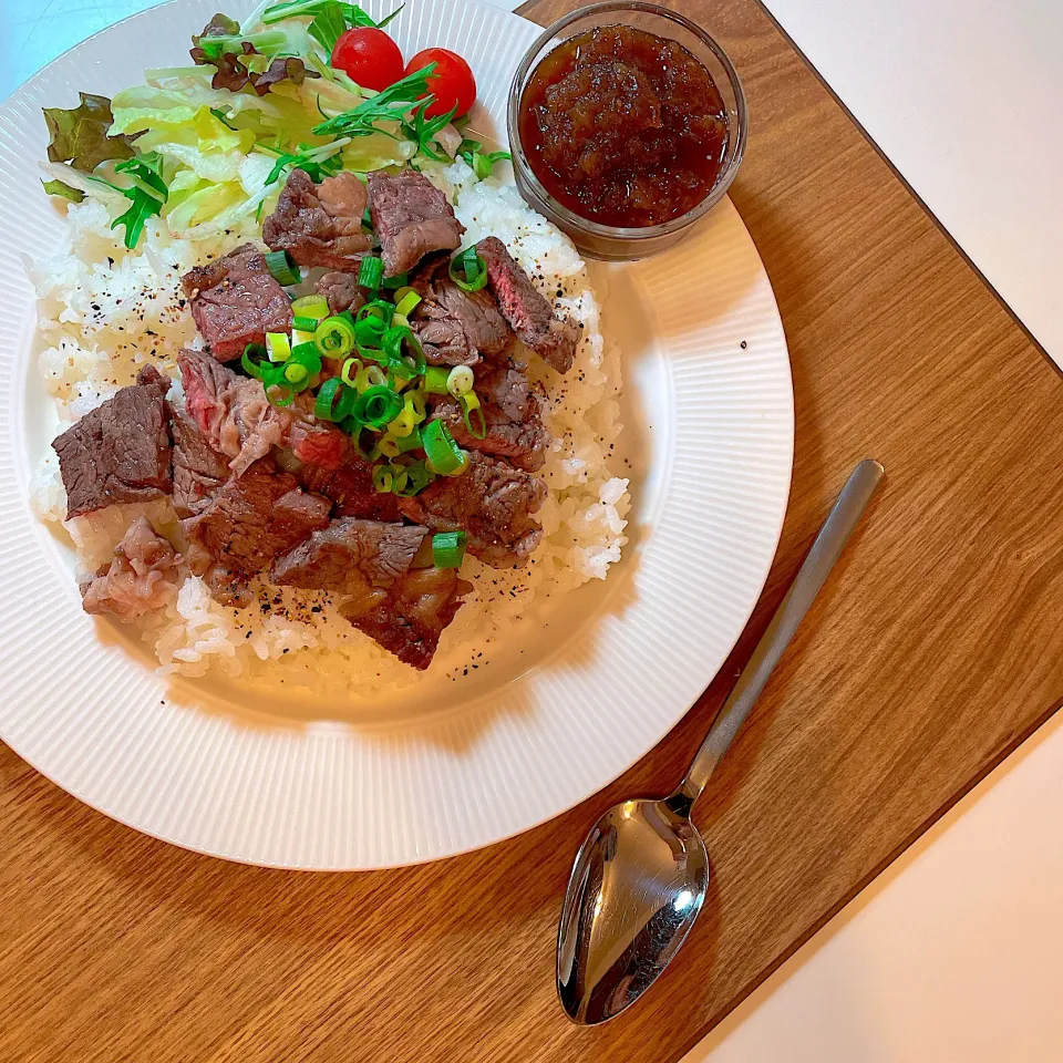 新玉ねぎの玉ねぎソース。お肉のせただけの時短夕食😋|JAMさん