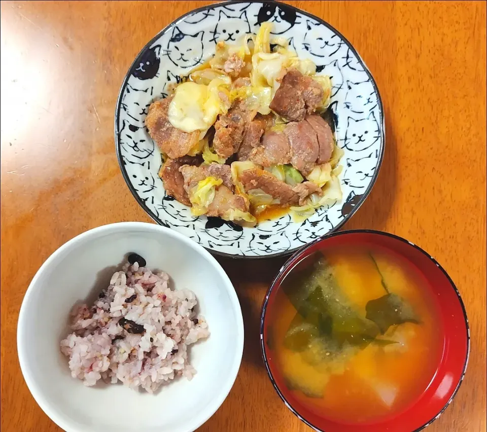 Snapdishの料理写真:2023 0606　豚肉とキャベツのタッカルビ風　大根とわかめのお味噌汁|いもこ。さん