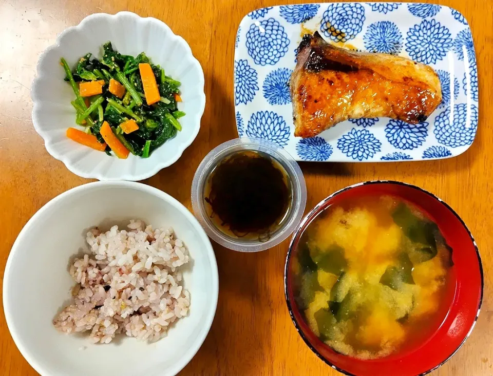 Snapdishの料理写真:2023 0607　鰤の照り焼き　ほうれん草の胡麻和え　もずく　さつまいもとわかめのお味噌汁|いもこ。さん