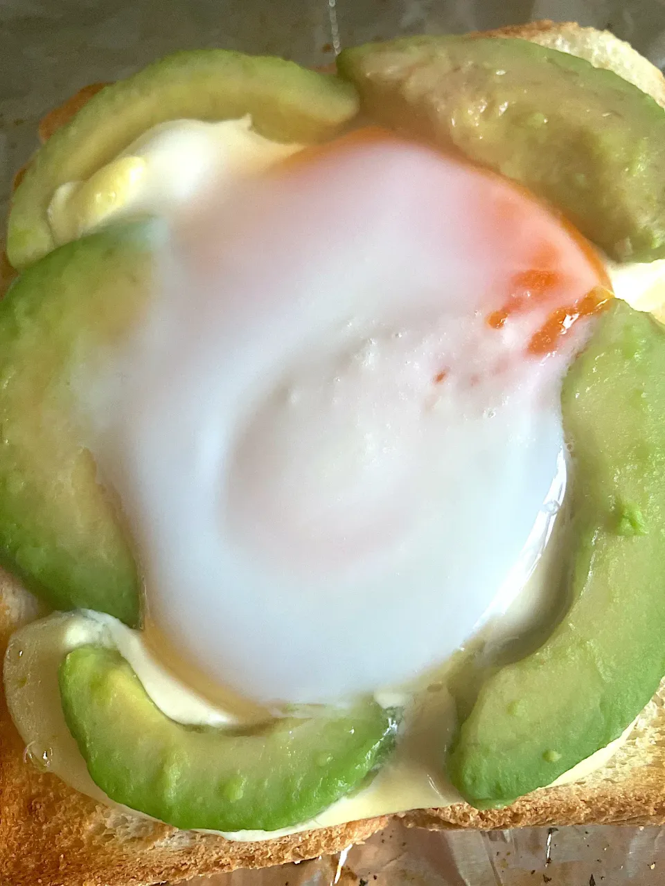 アボカド🥑と卵🥚とマヨのトースト|なおさん