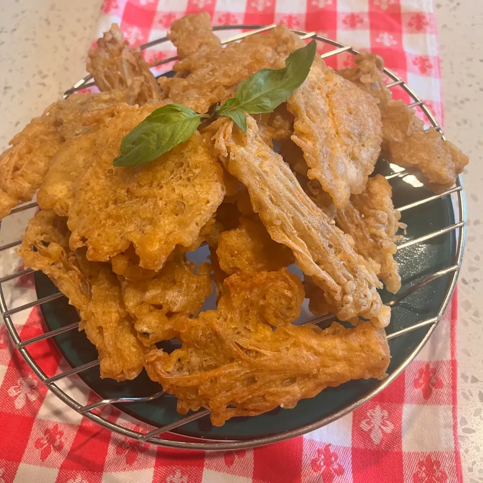 Snapdishの料理写真:Homemade crispy Enoki Mushrooms|🌺IAnneさん