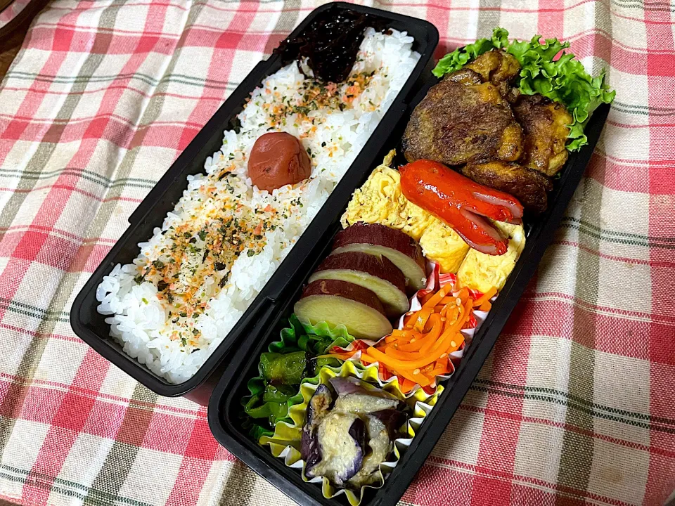 Snapdishの料理写真:お弁当★鶏のカレーピカタ、桜えび卵、ピーマンの塩昆布和え、さつまいもの甘露煮、なすのみそマヨ炒め、にんじんの塩きんぴら|ハルさん