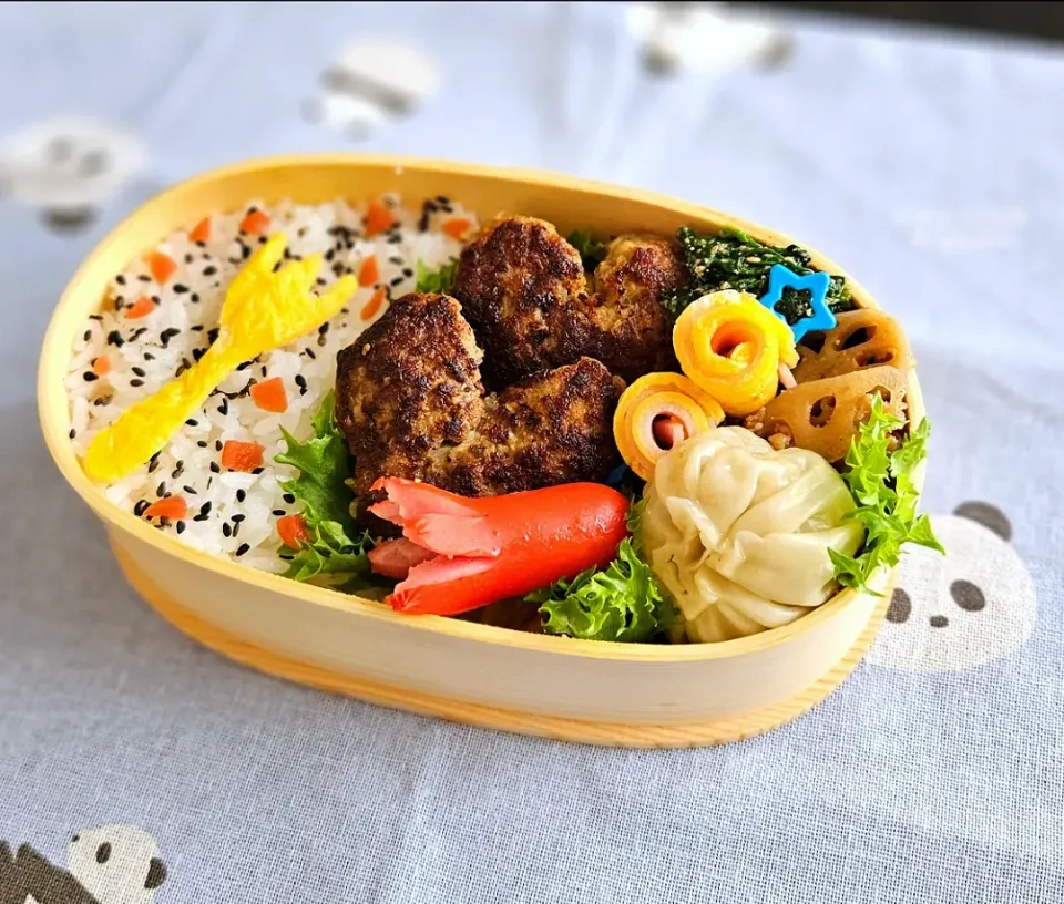 高校生お弁当「6/9」

今日は♥️のハンバーグを２つ。
愛情の押し売り！
持ってけドロボーや😏|みゆりんさん