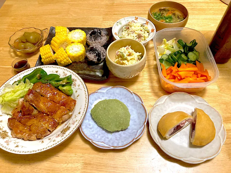 タサン志麻さんの照り焼きチキン❤️黒豆ご飯❤️とうもろこし🌽❤️ポテサラ❤️モロヘイヤのお味噌汁❤️青梅の黒糖煮❤️浅漬け3種❤️いただき物のずんだおはぎ＆ドラキングエース❤️野草酵素|さくたえさん