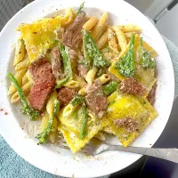 Penne pasta with Ravioli, (stuffed with spinach and feta..) 
Cooked al dente.
Steak cooked rare lightly sliced 
Alfredo sauce cooked with baby broccoli|xtineさん