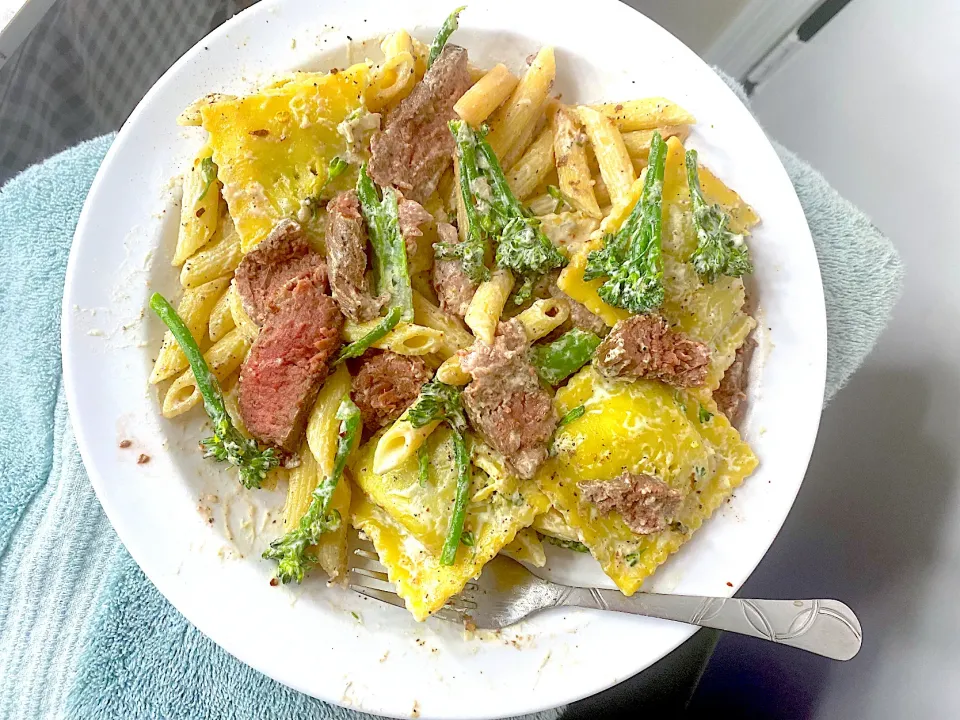 Penne pasta with Ravioli, (stuffed with spinach and feta..) 
Cooked al dente.
Steak cooked rare lightly sliced 
Alfredo sauce cooked with baby broccoli|xtineさん