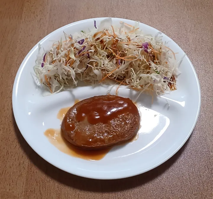 ハンバーグ
キャベツミックスサラダ
ご飯🍚
トロロ昆布|ナナさん