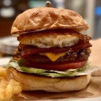 CRUZ BURGERS & CRAFT BEERS ベーコンチーズエッグバーガー