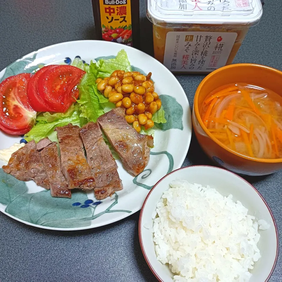 Snapdishの料理写真:夕飯に、豚肉のステーキ、大豆の万能味ソース炒め、サラダ、人参ともやしの味噌汁|jun(・x・)さん